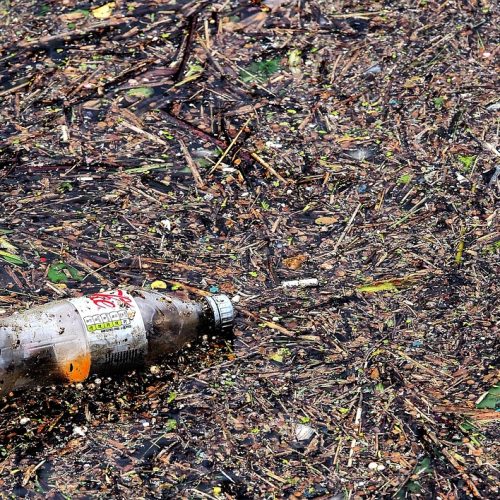 FIUME ANIENE, L’ONDA DI PIENA SVELA IL DISASTRO ECOLOGICO: OLTRE IL MALTEMPO, L’INVASIONE DI RIFIUTI SPECIALI