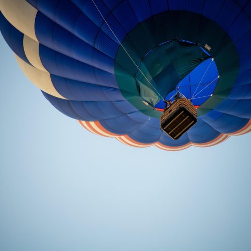 Il volo in mongolfiera che trasforma il territorio in un paesaggio sospeso