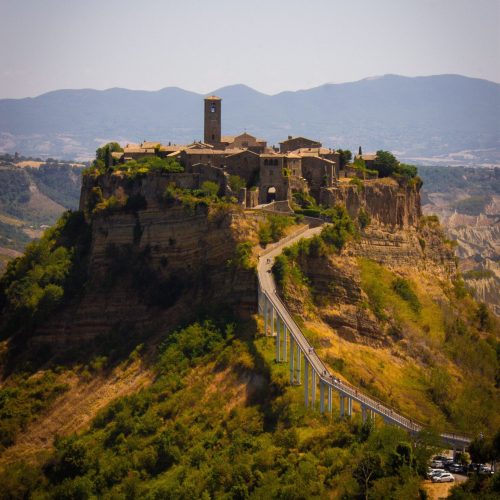 Il Fascino Sospeso di Bagnoregio: La Festa di San Bonaventura tra Fede e Tradizione nella Valle dei Calanchi