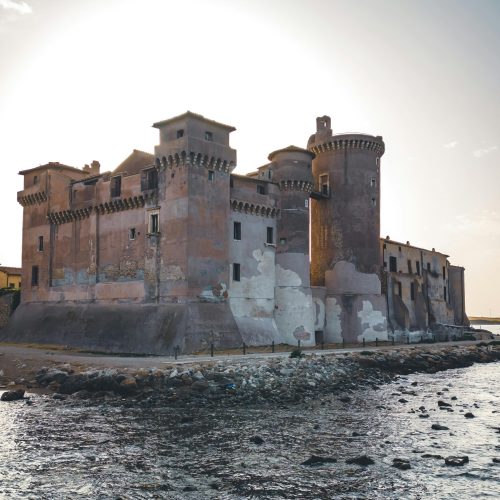 Vivi il Castello di Santa Severa 2026: Cento Eventi sul Mare tra Musica, Cinema e Grandi Mostre