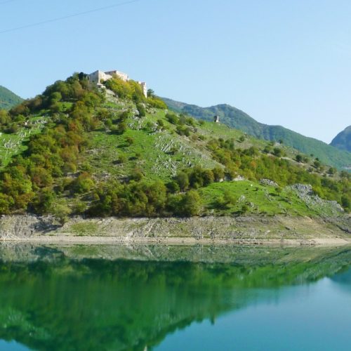 Il Borgo Fantasma di Antuni: un’isola di pietra e silenzio