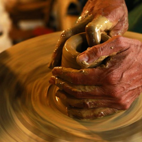 L’Arte del Fuoco nel Cuore della Tuscia: Ceramica e Terracotta tra Storia e Industria